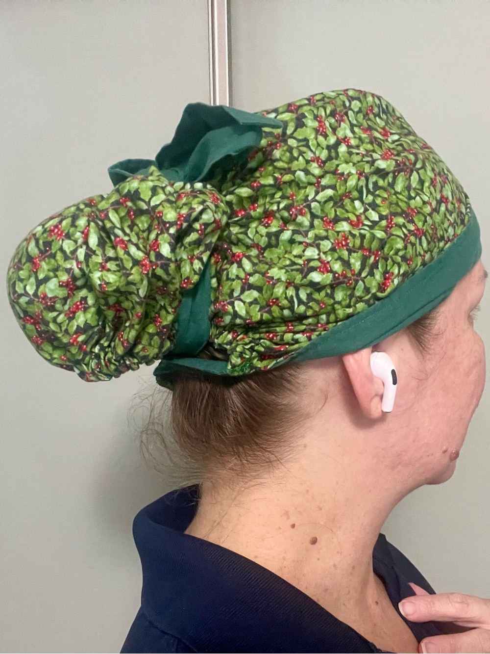 Bonnet Surgical Scrub Cap Holiday Green Holly Print | Like New Tie-Back Elastic
